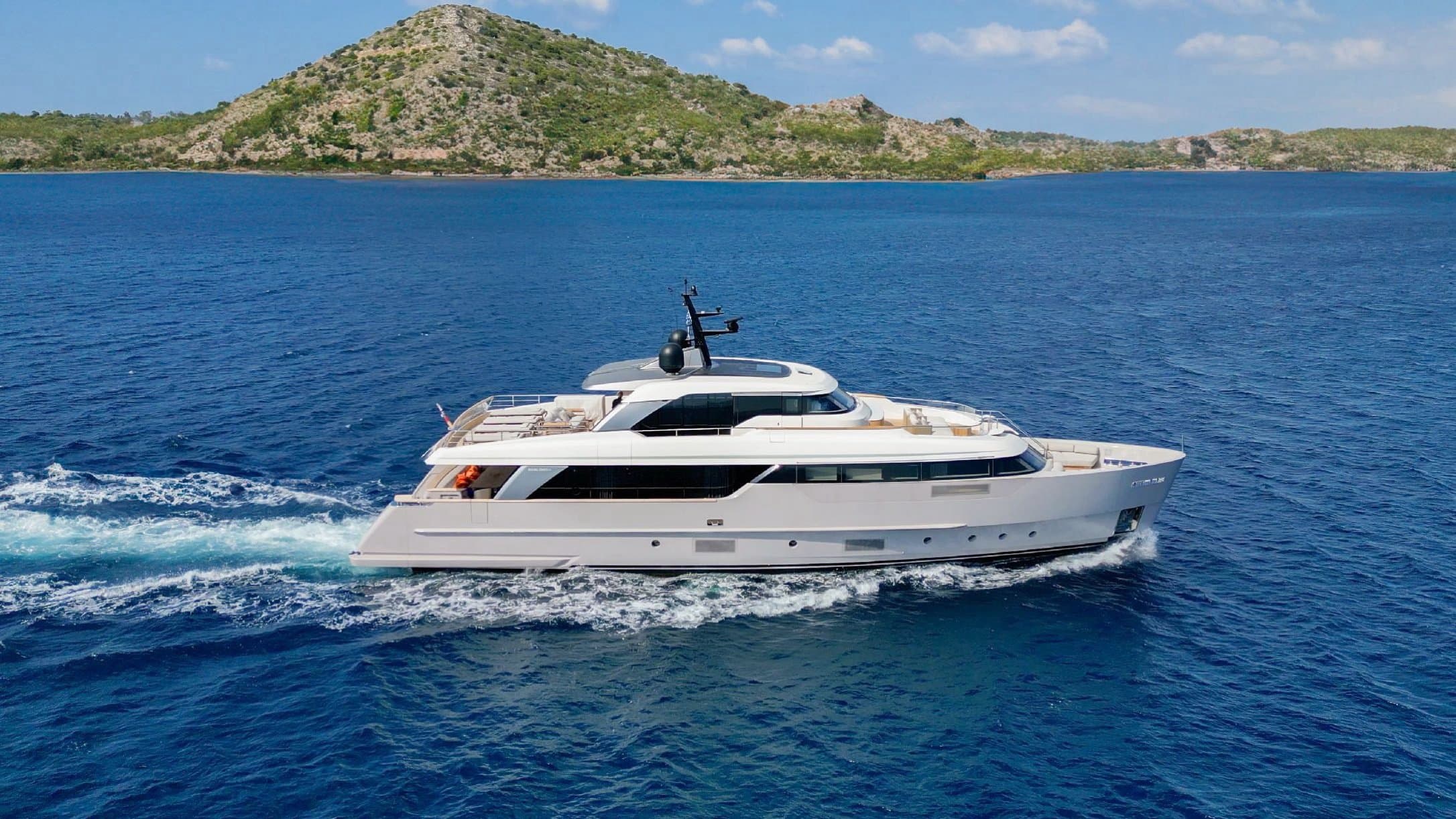 FLORI - exterior profile cruising | Drivas Yachts