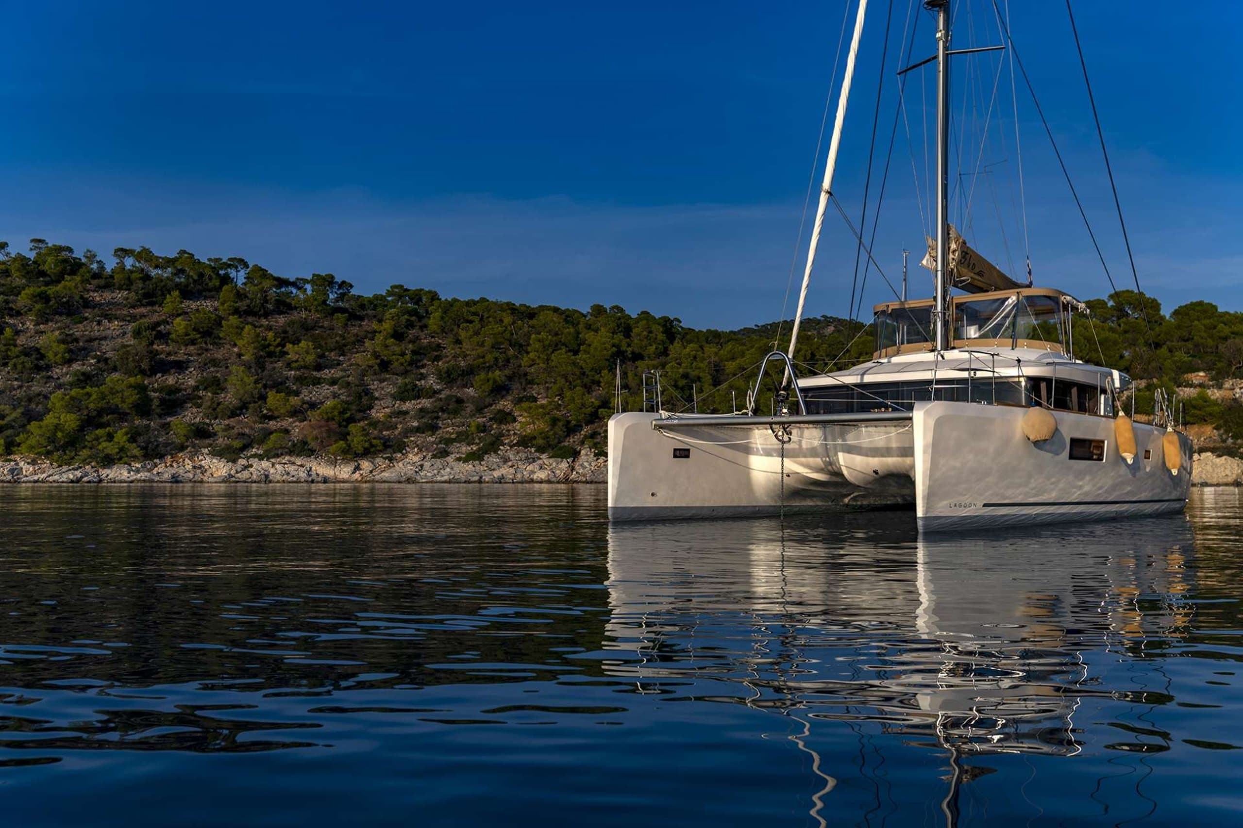 Sailing yacht FLO 15.84m by Lagoon — photo 2