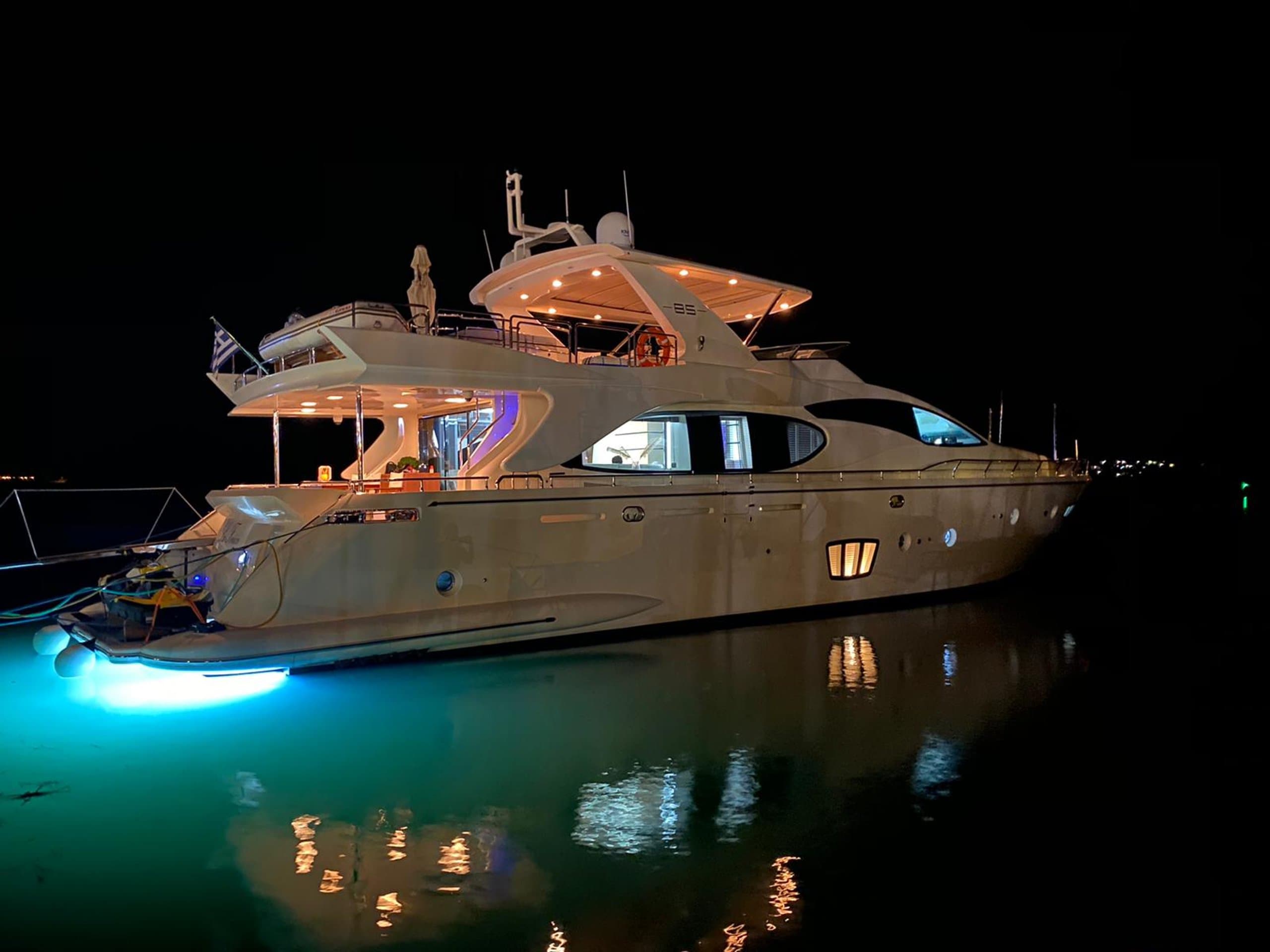 Motor yacht LA FENICE 26.8m by Azimut — photo 6