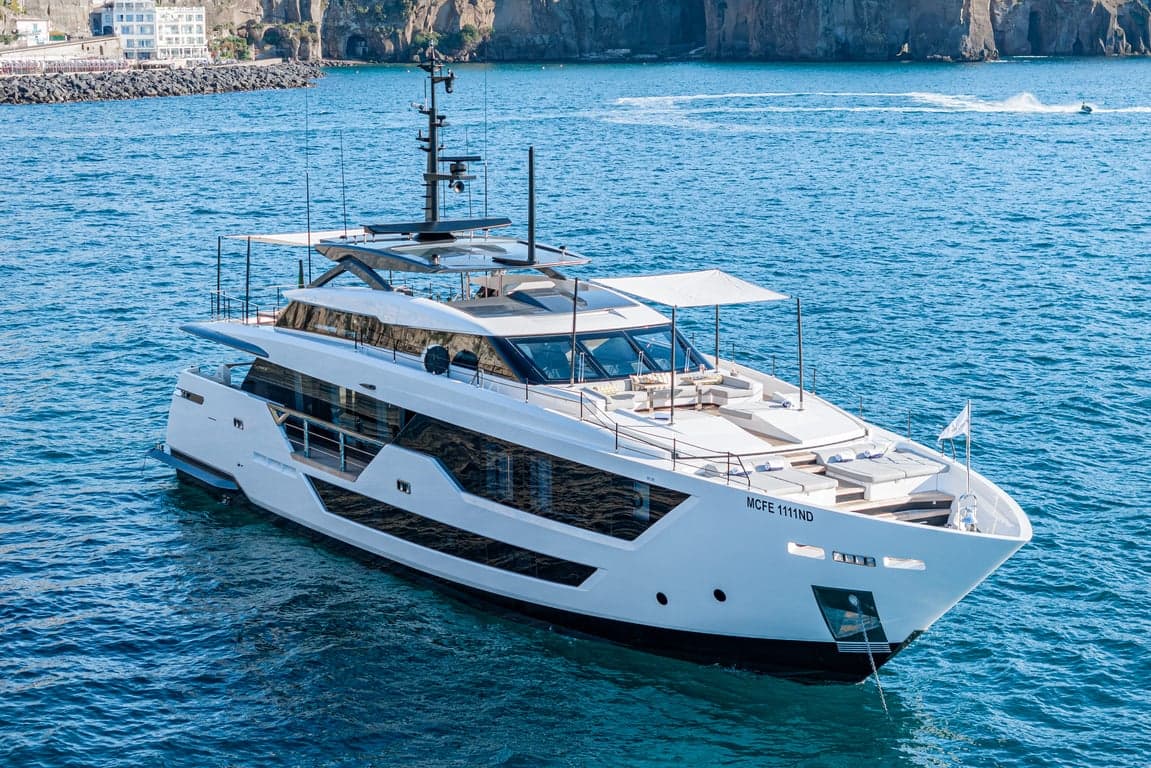 Motor yacht MARICAN FOREVER 33m