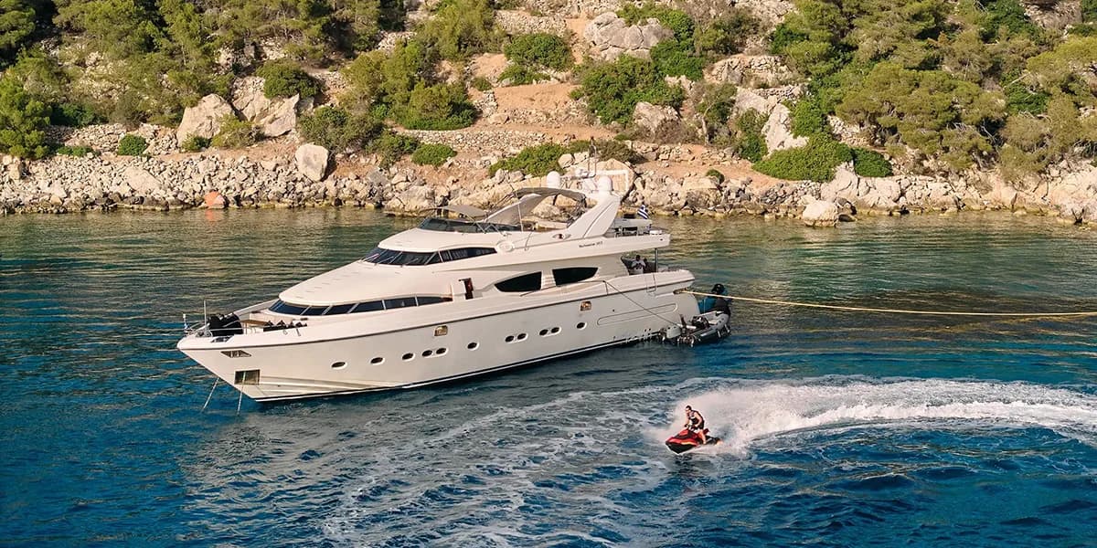 DIVINE - ext running | Drivas Yachts