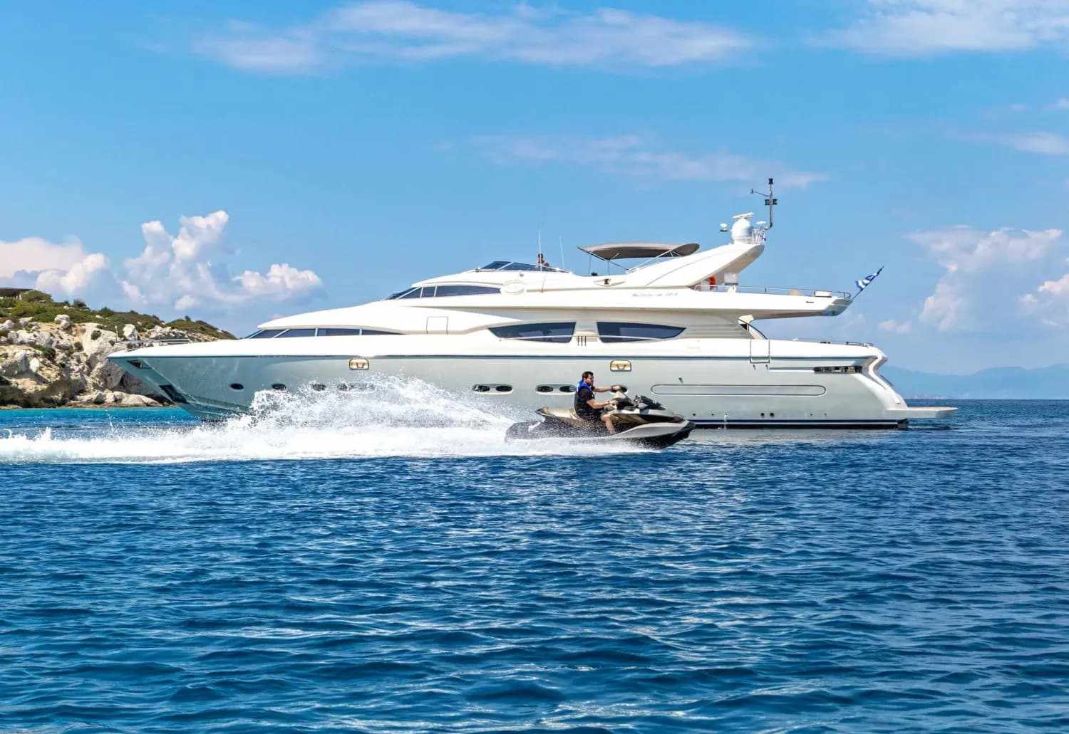 DIVINE - ext running | Drivas Yachts