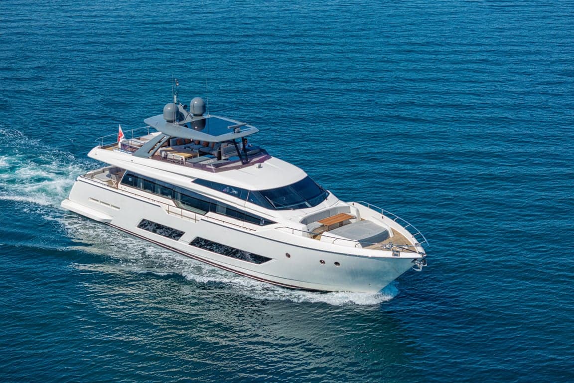 E3 - ext running | Drivas Yachts