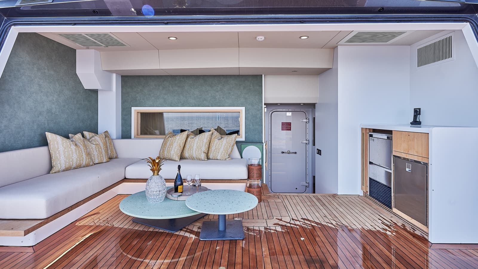 ONE ZERO - deck aft | Drivas Yachts