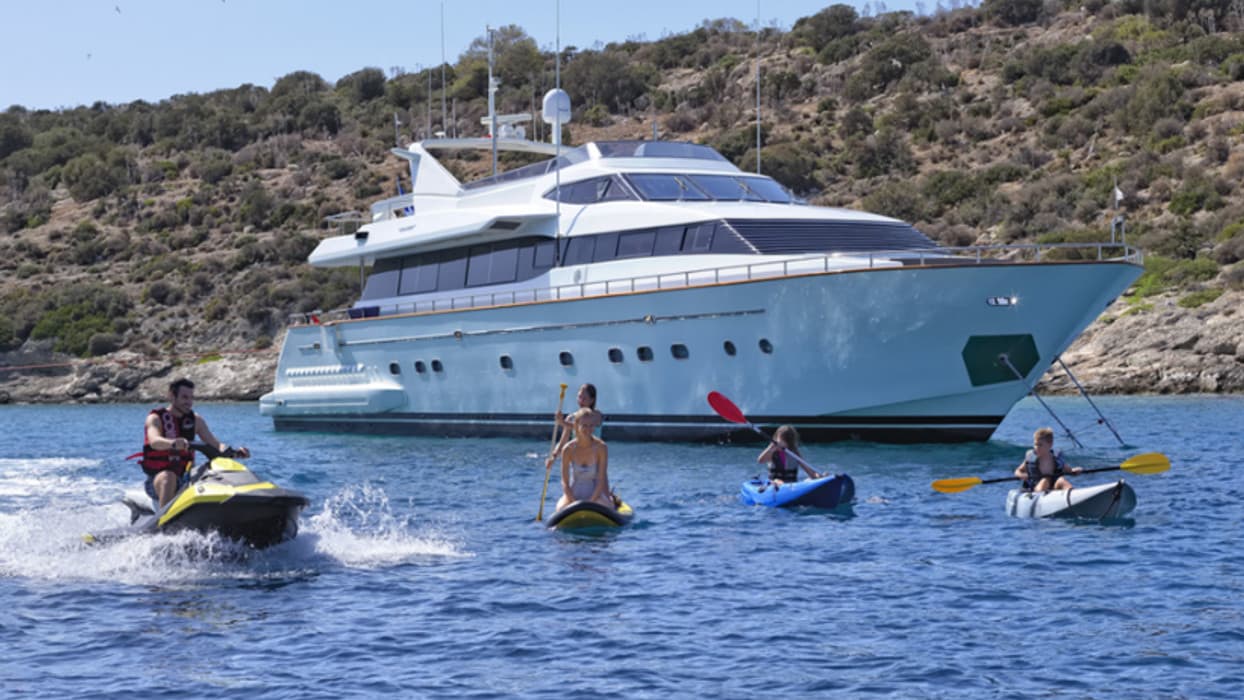 Motor yacht MARTINA 31m by Falcon — photo 5