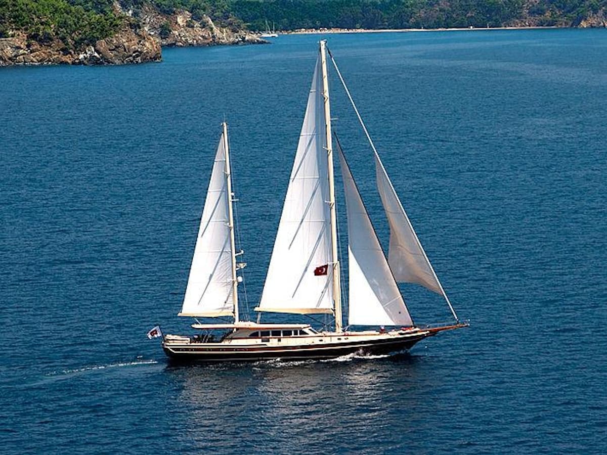 DAIMA - ext running | Drivas Yachts