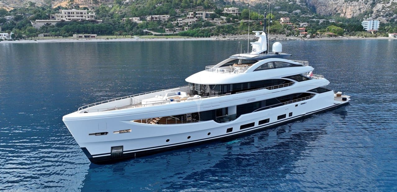LUMIERE - ext port | Drivas Yachts