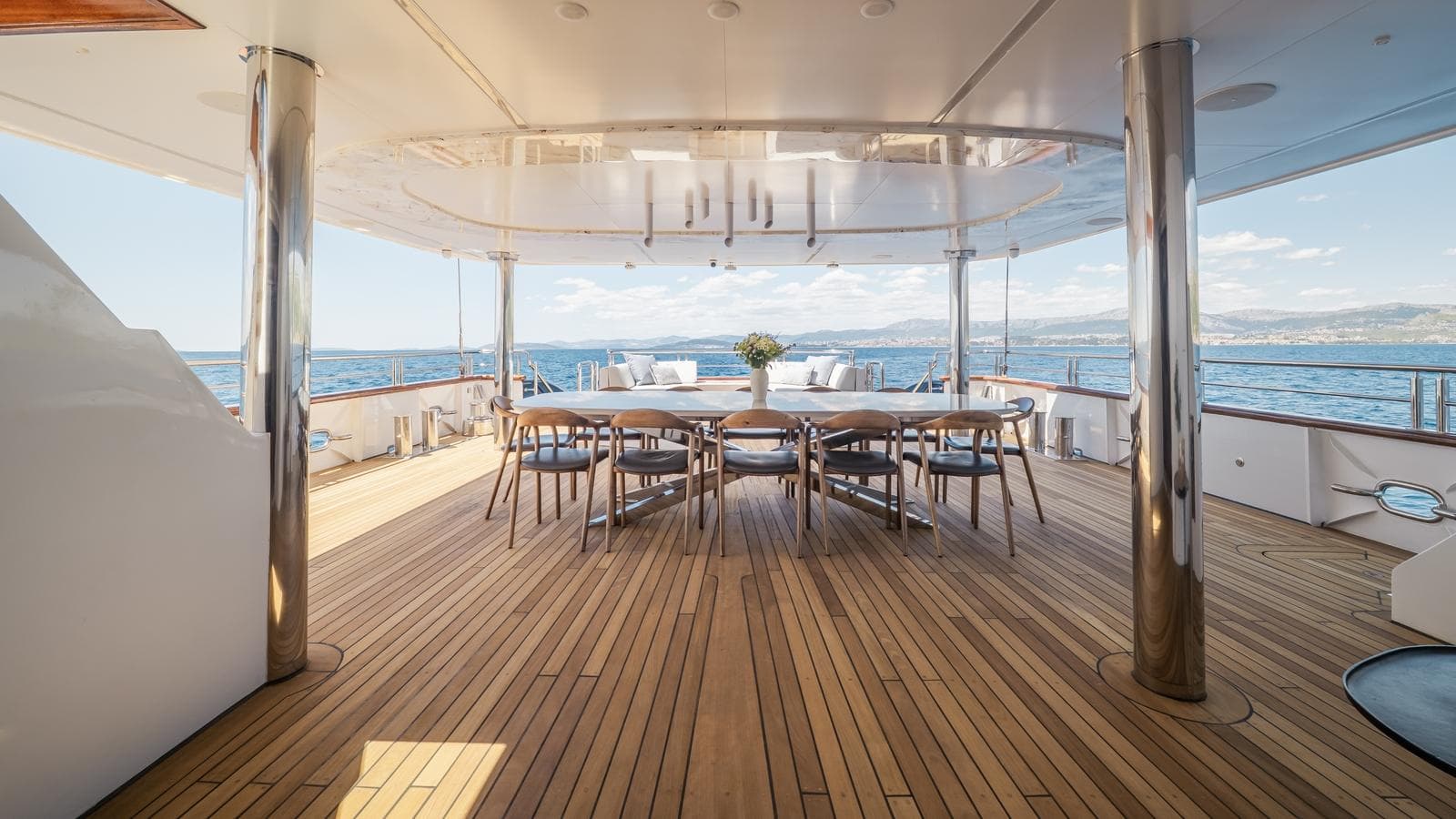 CLASE AZUL - deck aft | Drivas Yachts