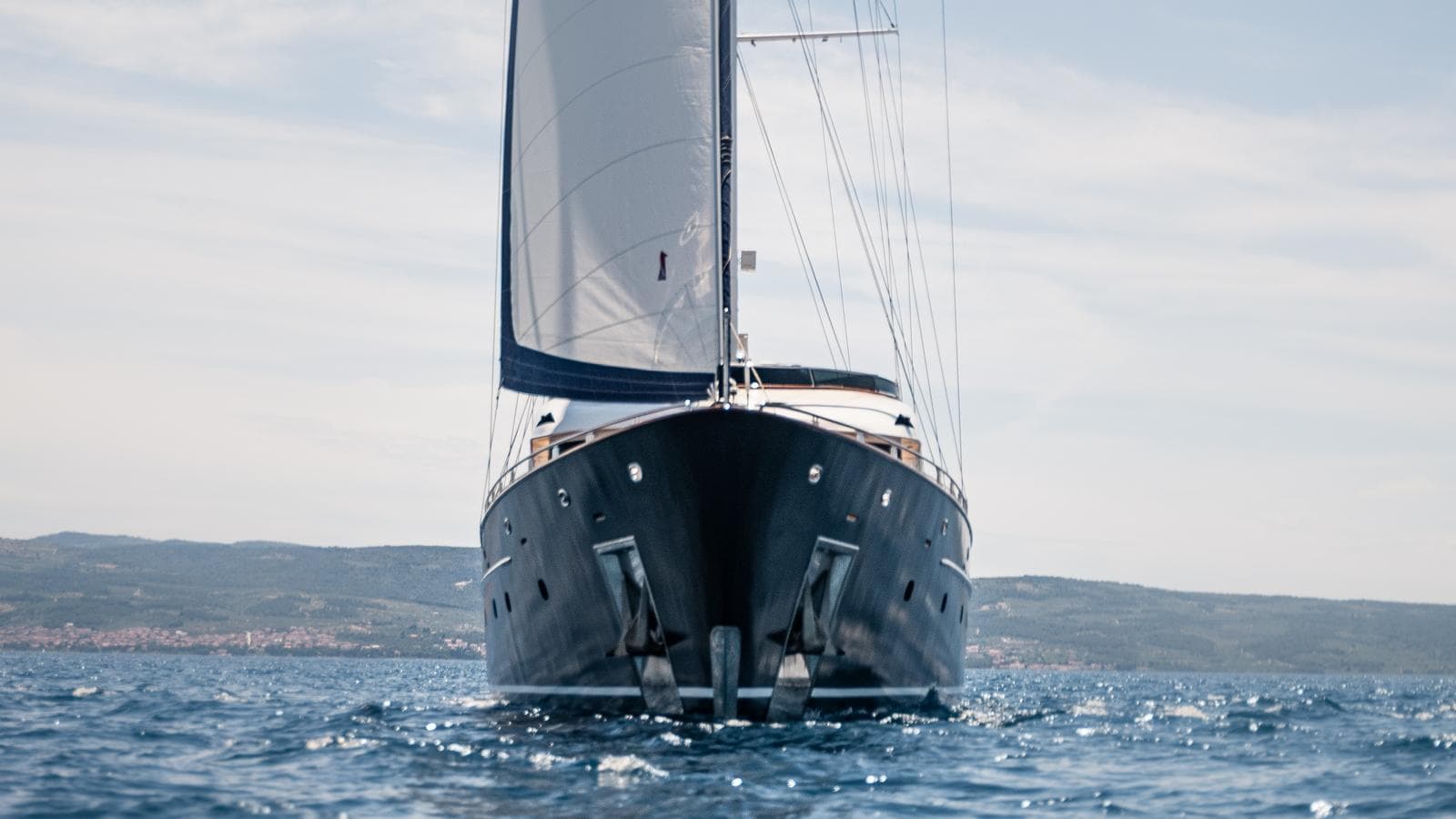 CLASE AZUL - ext bow | Drivas Yachts