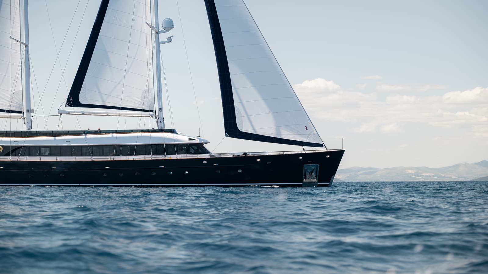 CLASE AZUL - ext running | Drivas Yachts