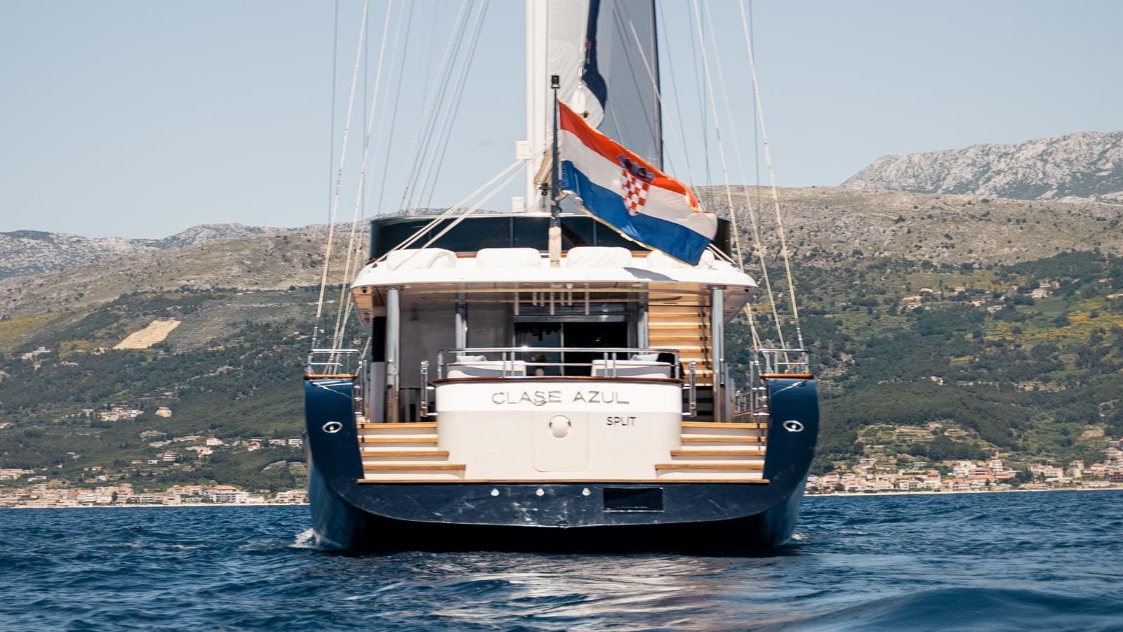 CLASE AZUL - ext stern | Drivas Yachts