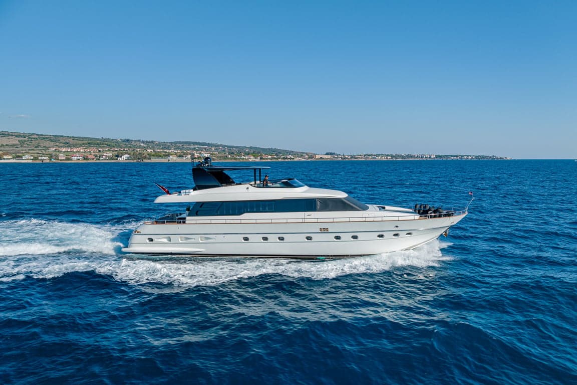 WHITEHAVEN - ext running | Drivas Yachts