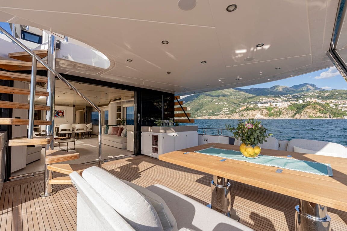 BLUE EYES - deck aft | Drivas Yachts