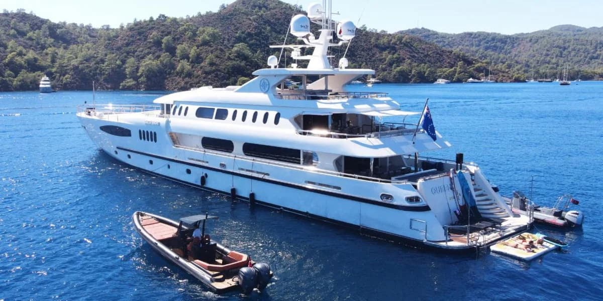 QUEEN MARE - ext stbd | Drivas Yachts