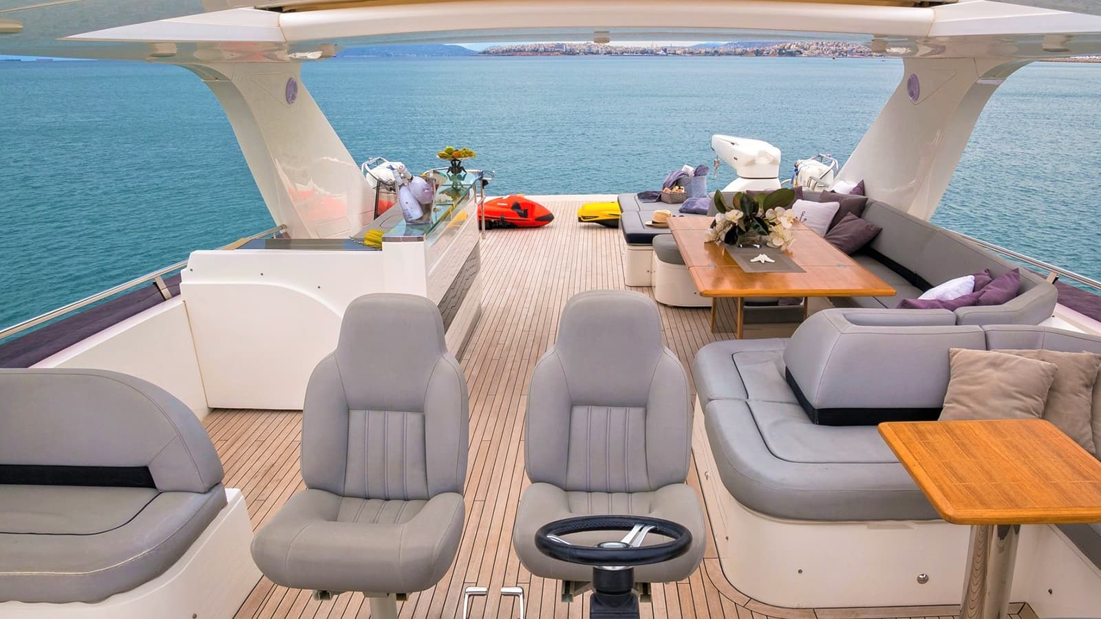 4LIFE - deck aft | Drivas Yachts