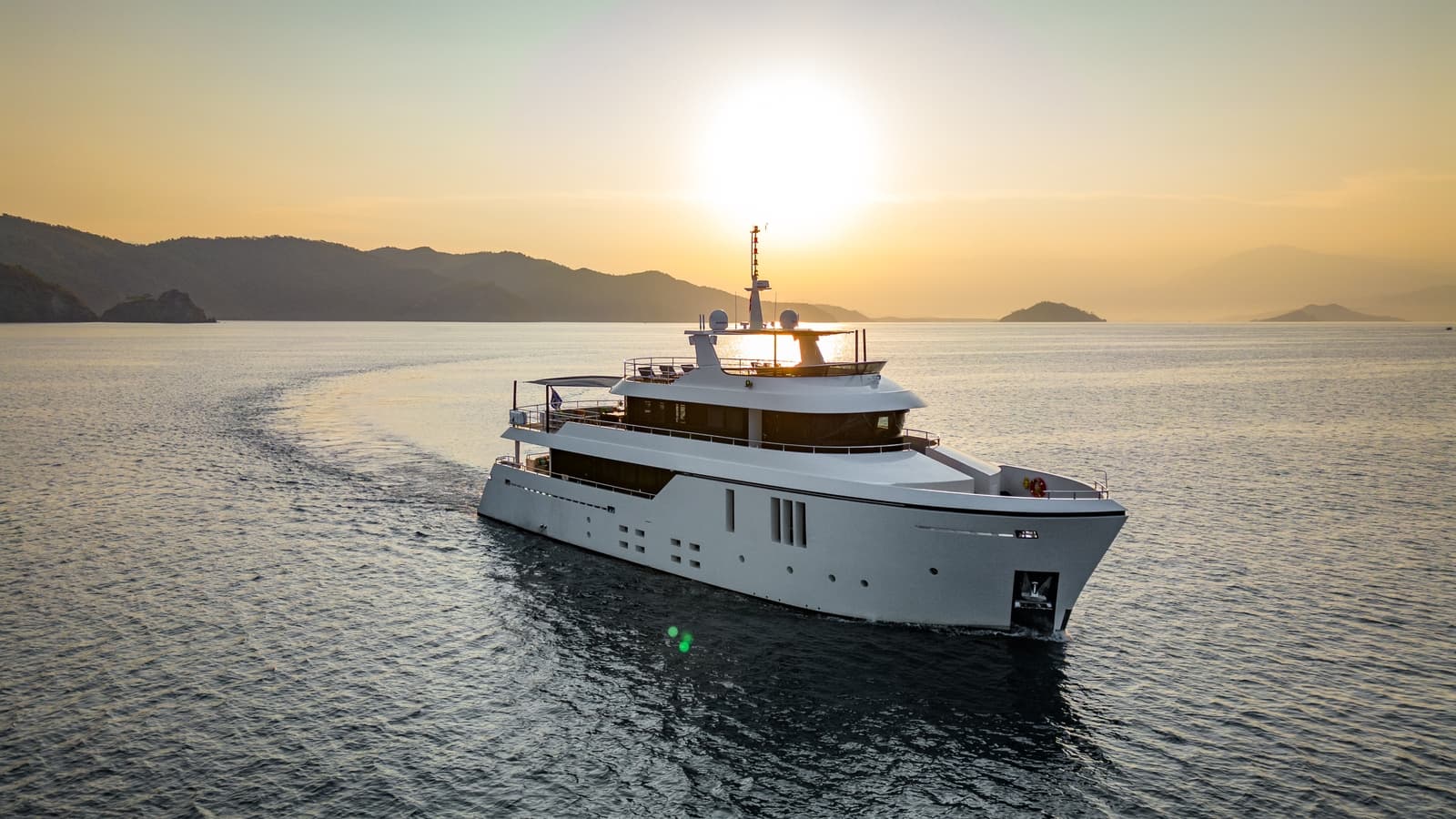 ZEEMAR - ext running | Drivas Yachts