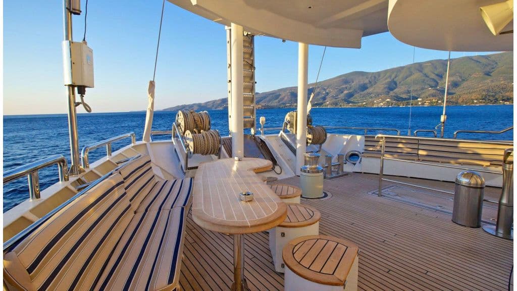 RUNNING ON WAVES - deck aft | Drivas Yachts