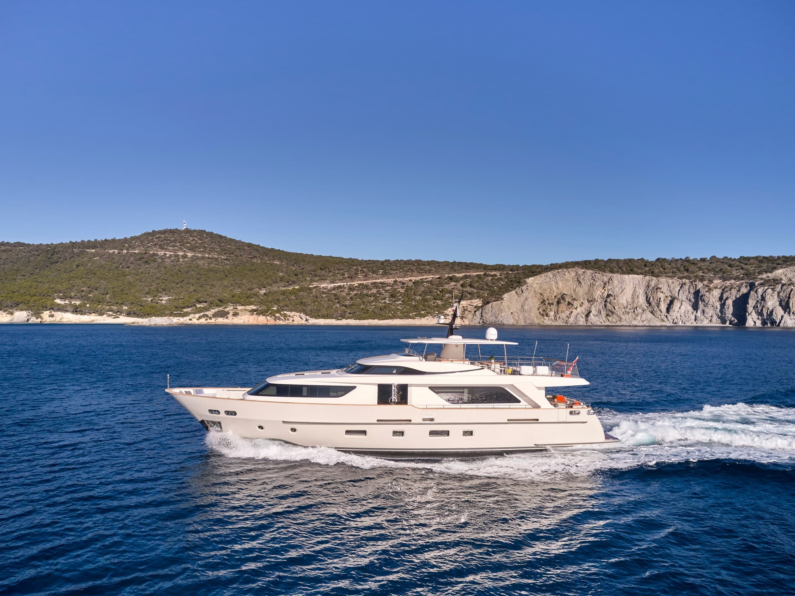 FLOR - ext running | Drivas Yachts