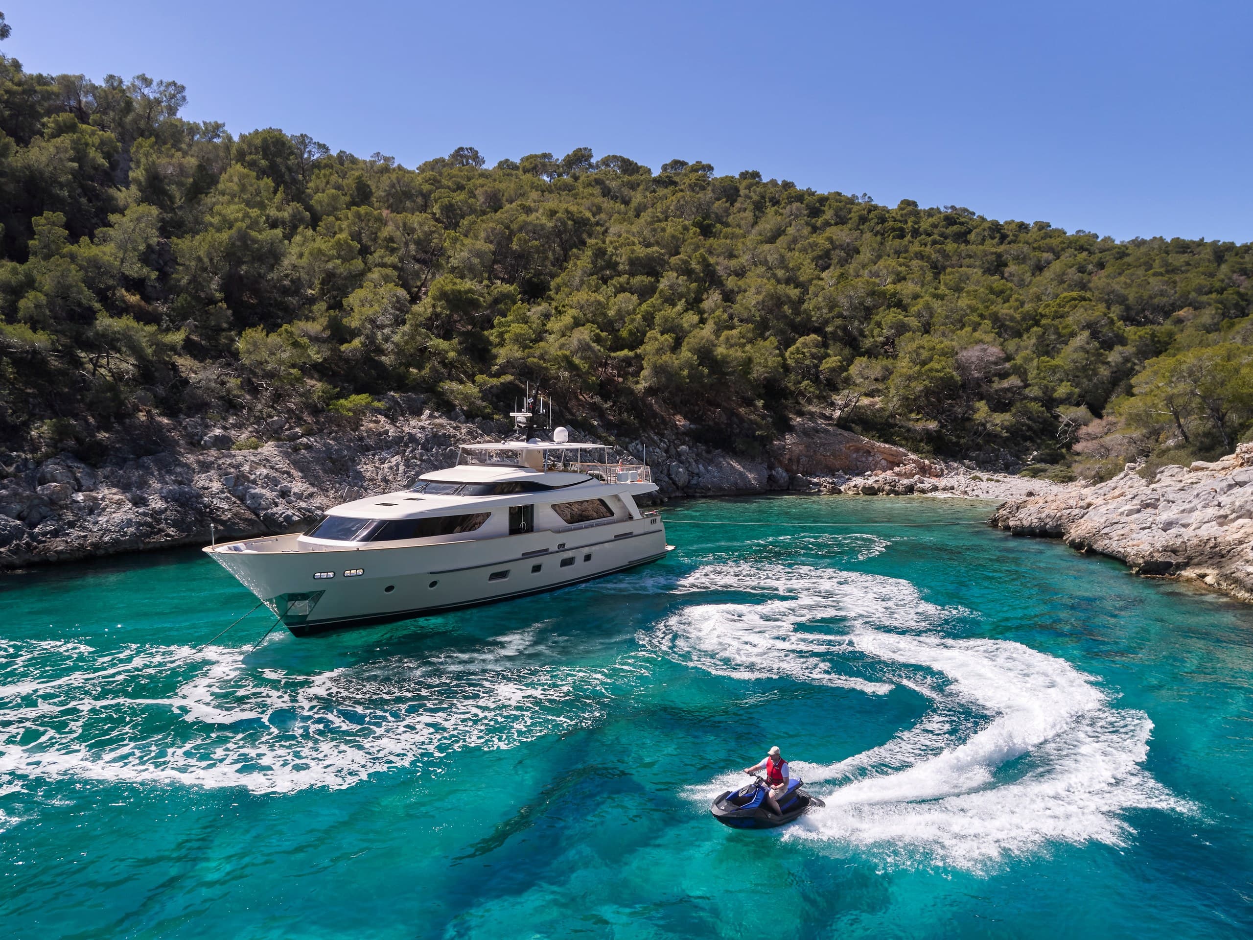 FLOR - ext running | Drivas Yachts