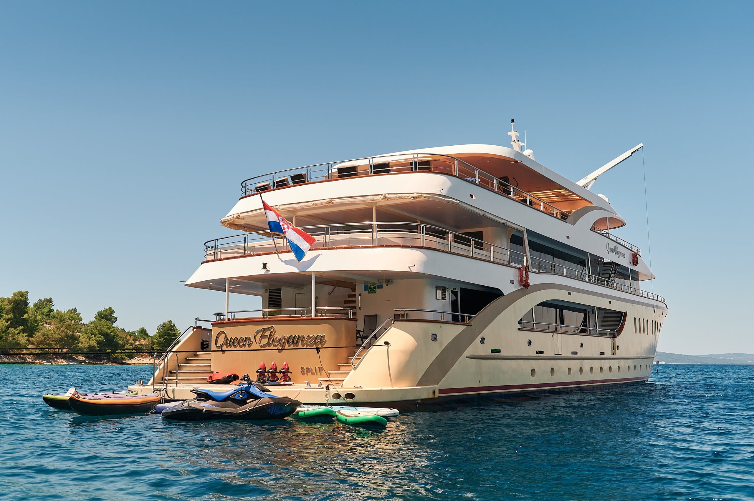 QUEEN ELEGANZA | Drivas Yachts