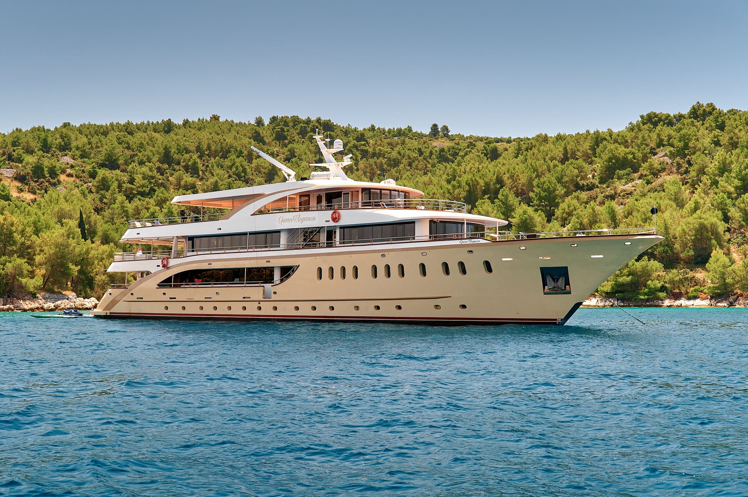 QUEEN ELEGANZA | Drivas Yachts