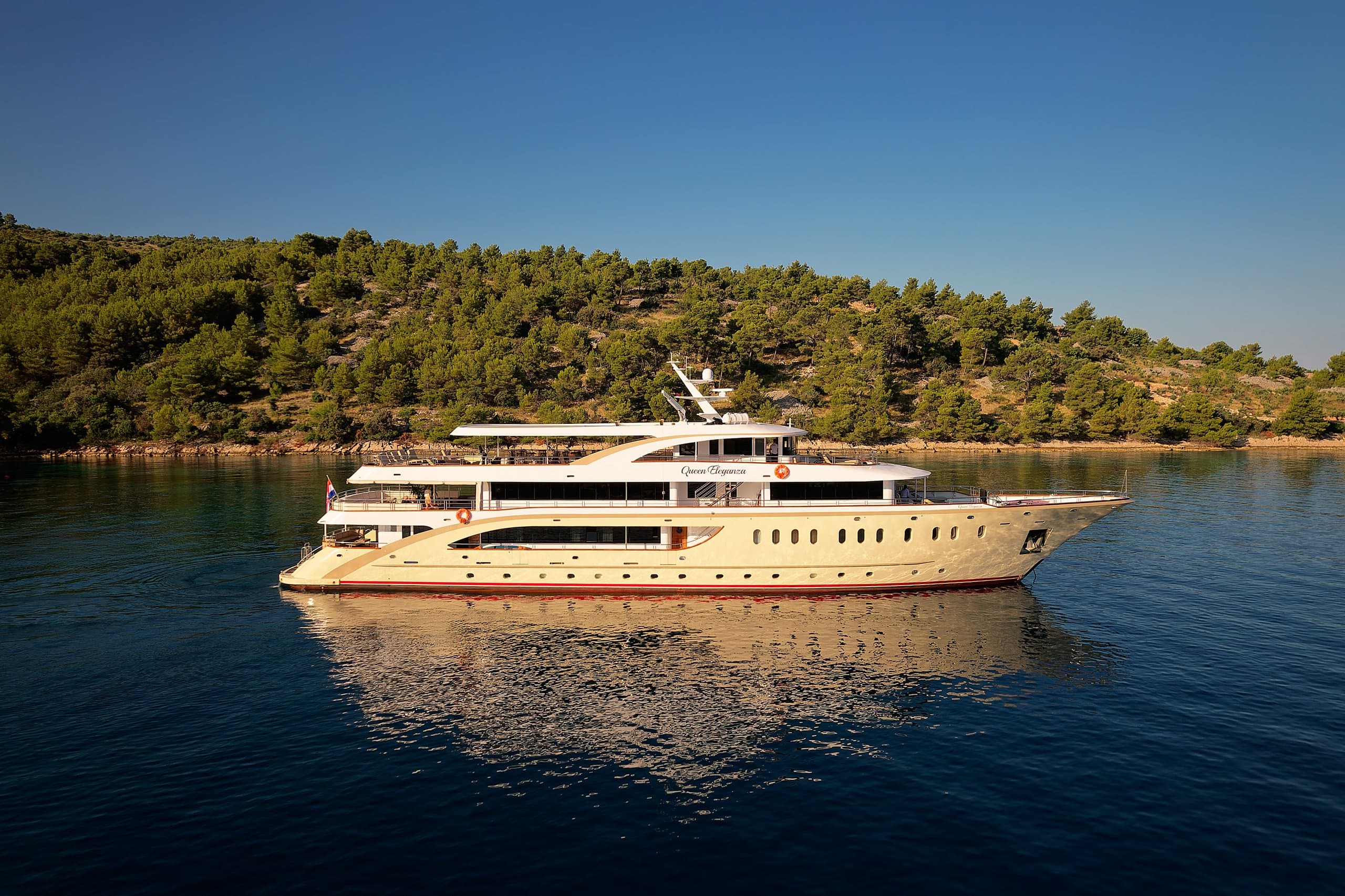 QUEEN ELEGANZA | Drivas Yachts