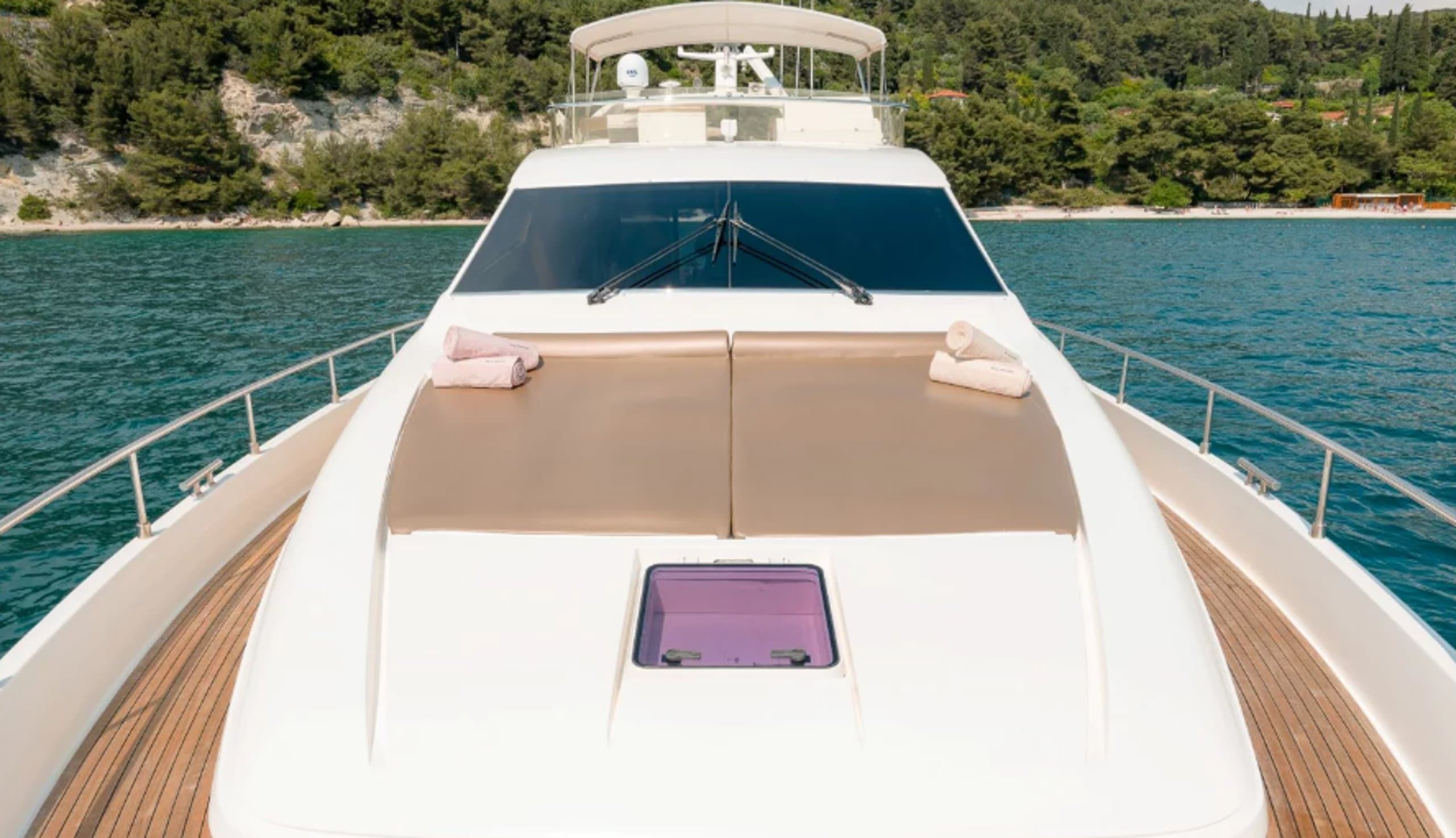 FERRETTI 730 FLY | Drivas Yachts