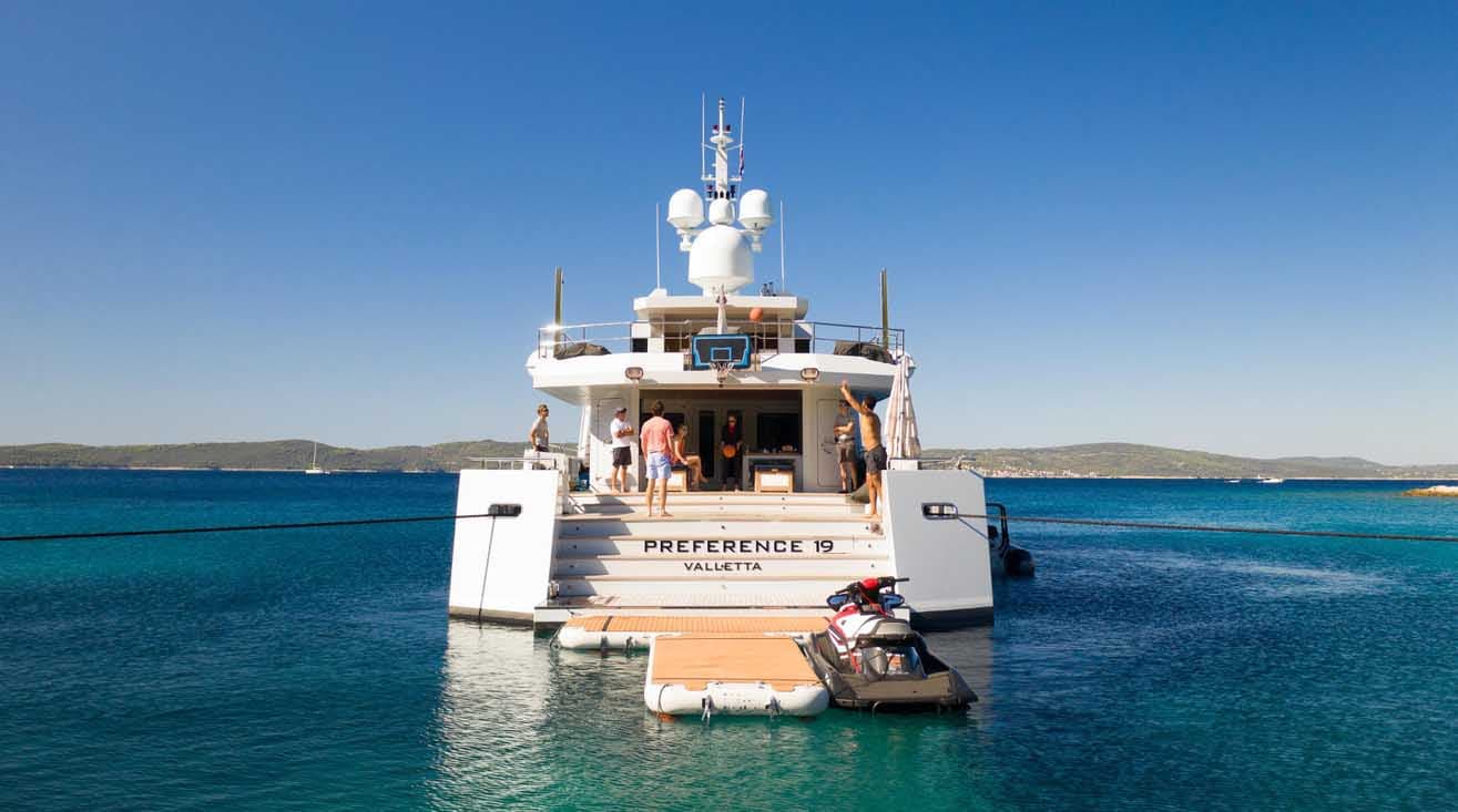 PREFERENCE 19 - ext stern | Drivas Yachts
