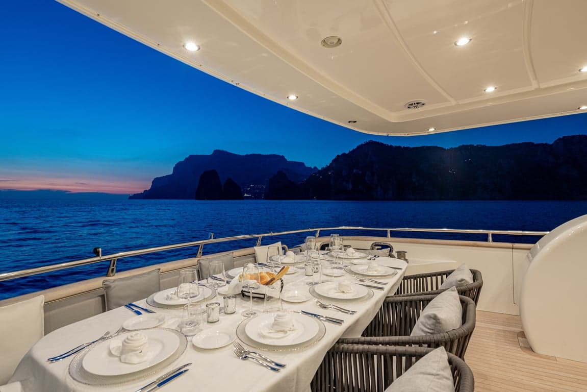 GEMINI 3 - dining ext | Drivas Yachts