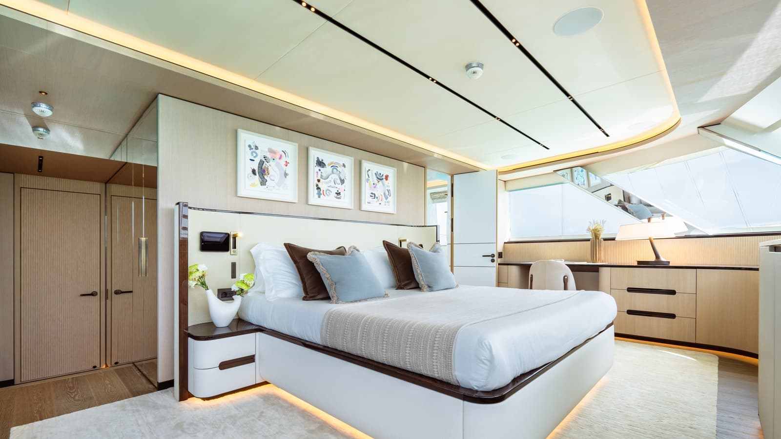 MIDNIGHT SAGA - cabin master | Drivas Yachts