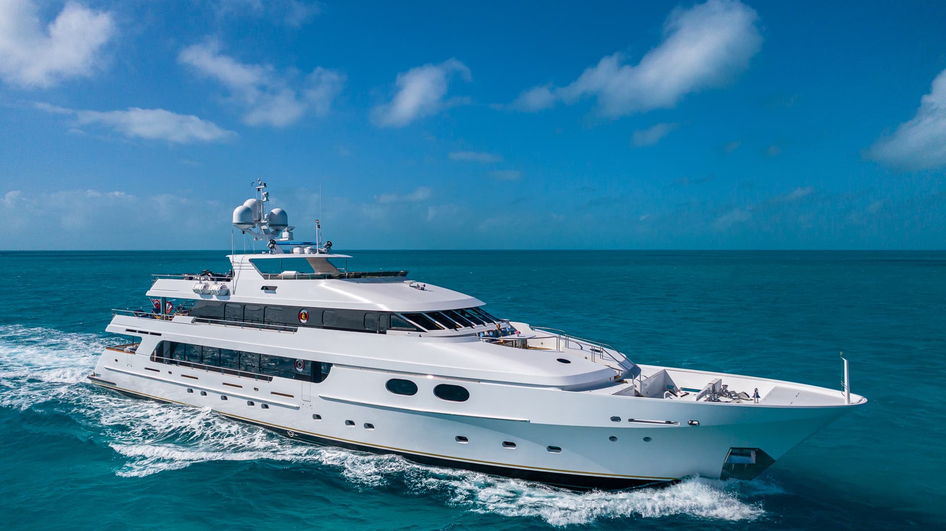 AMORE - ext running | Drivas Yachts