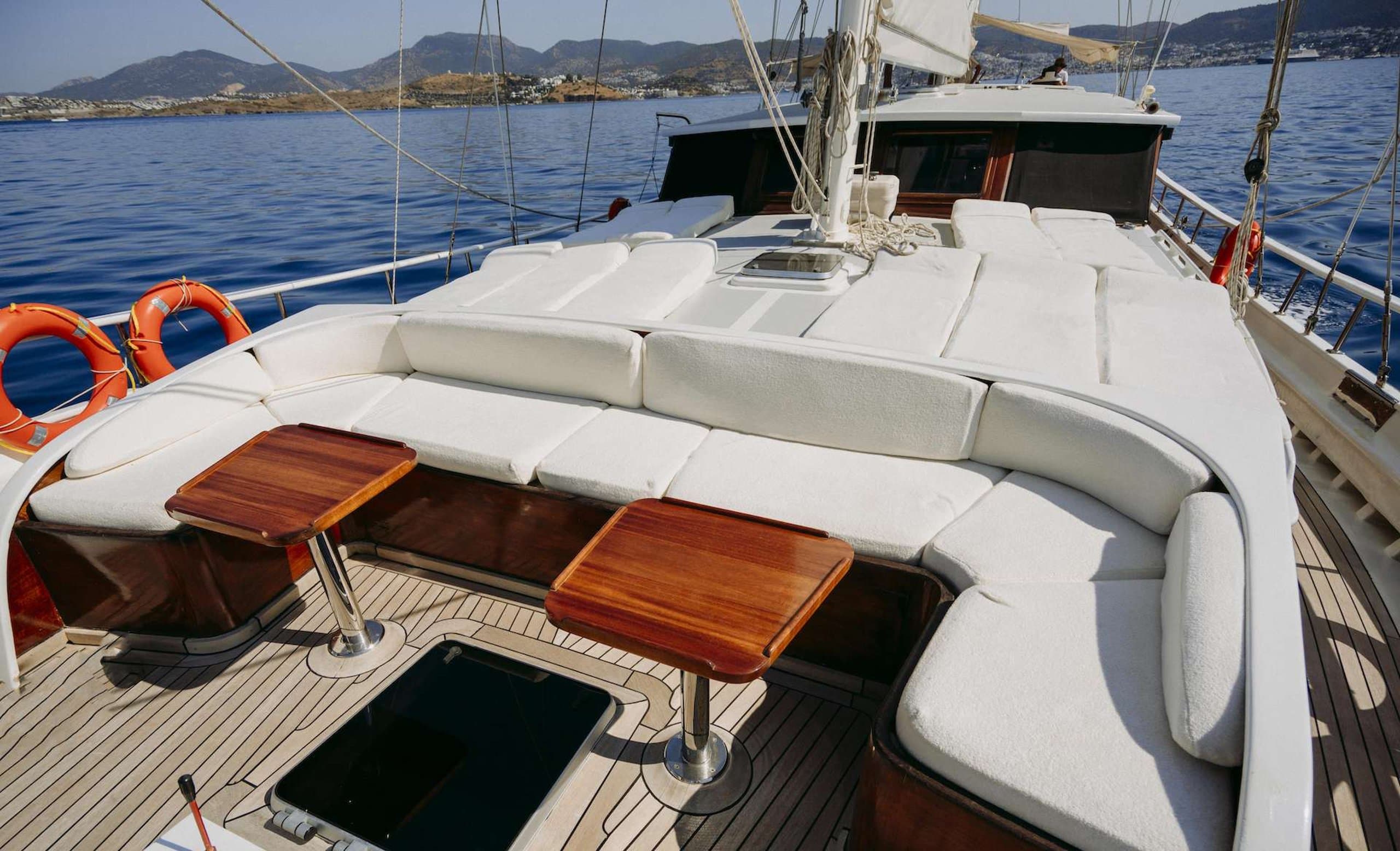 BEYAZ LALE | Drivas Yachts