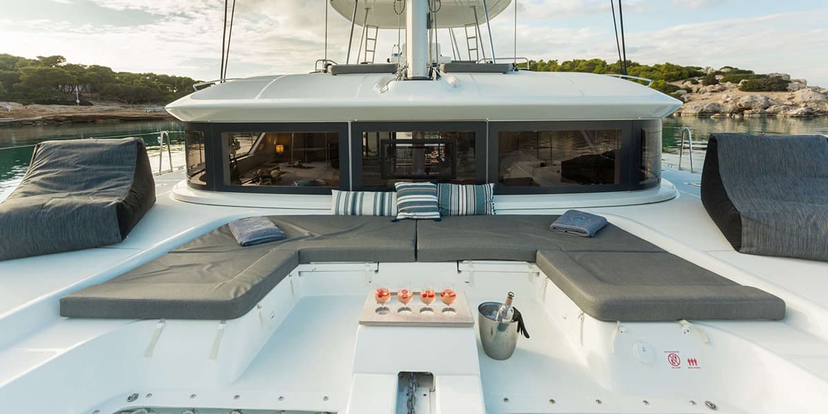 Sailing yacht JEWEL 16m by Lagoon — foredeck