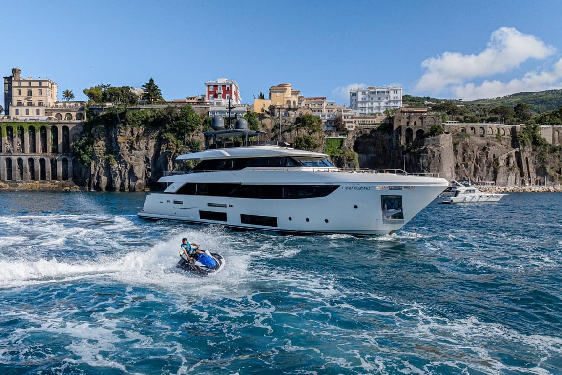 SOUTH - ext running | Drivas Yachts