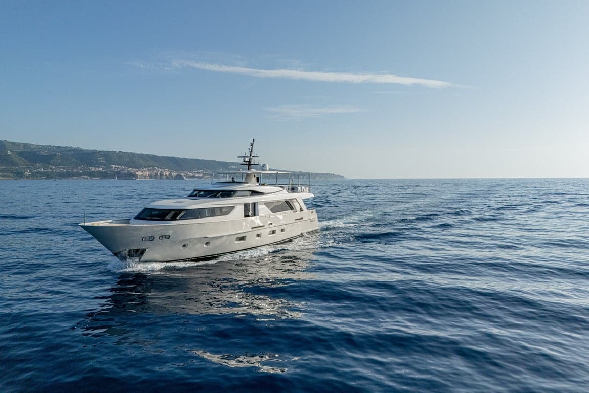 UNICKA - ext running | Drivas Yachts