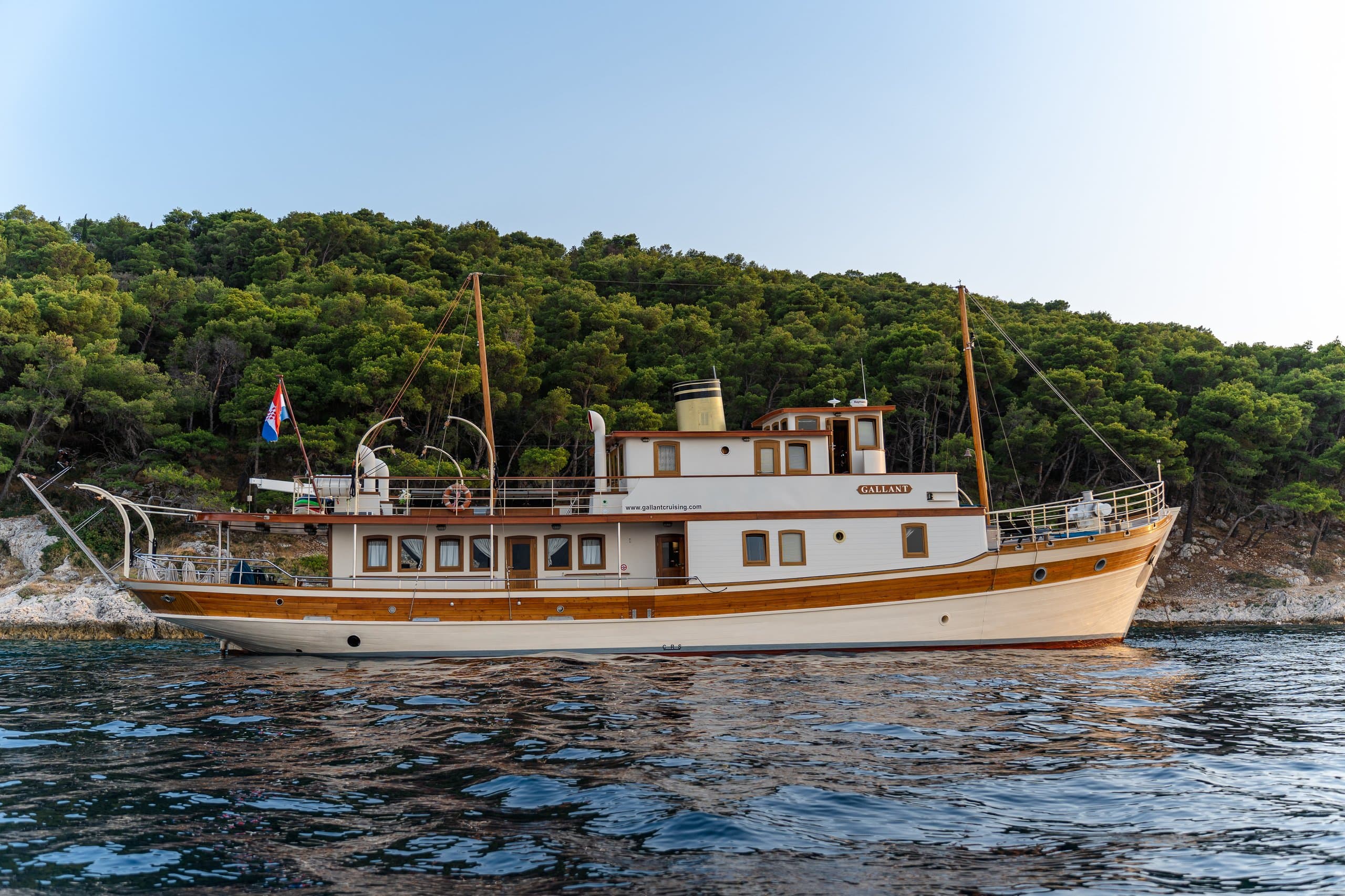 GALLANT | Drivas Yachts
