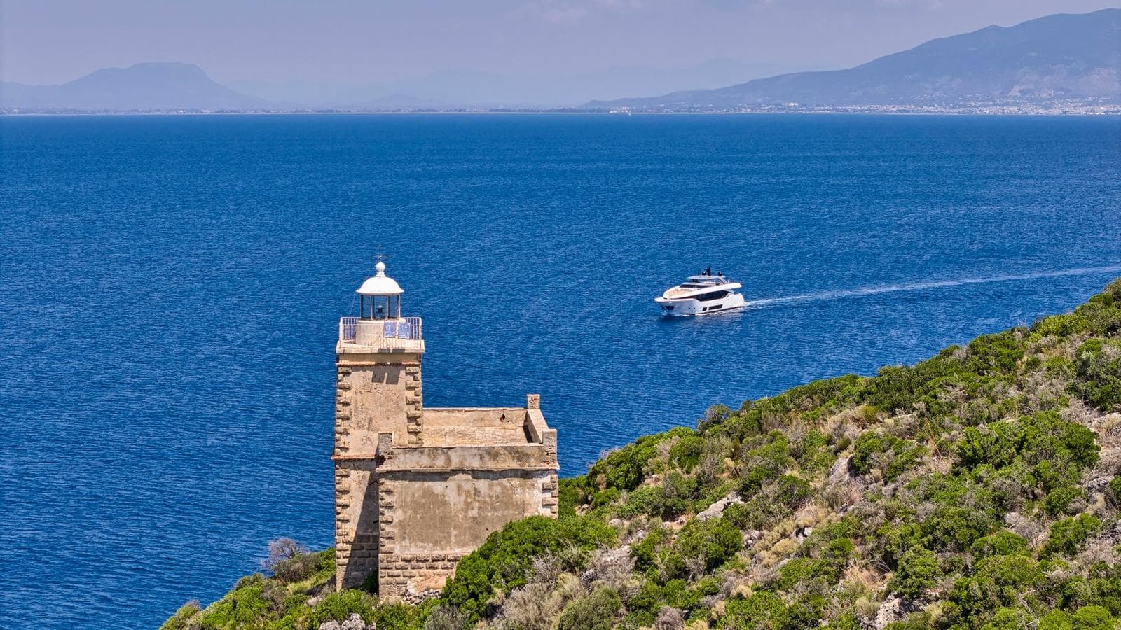 FOUR JOYS - ext running | Drivas Yachts