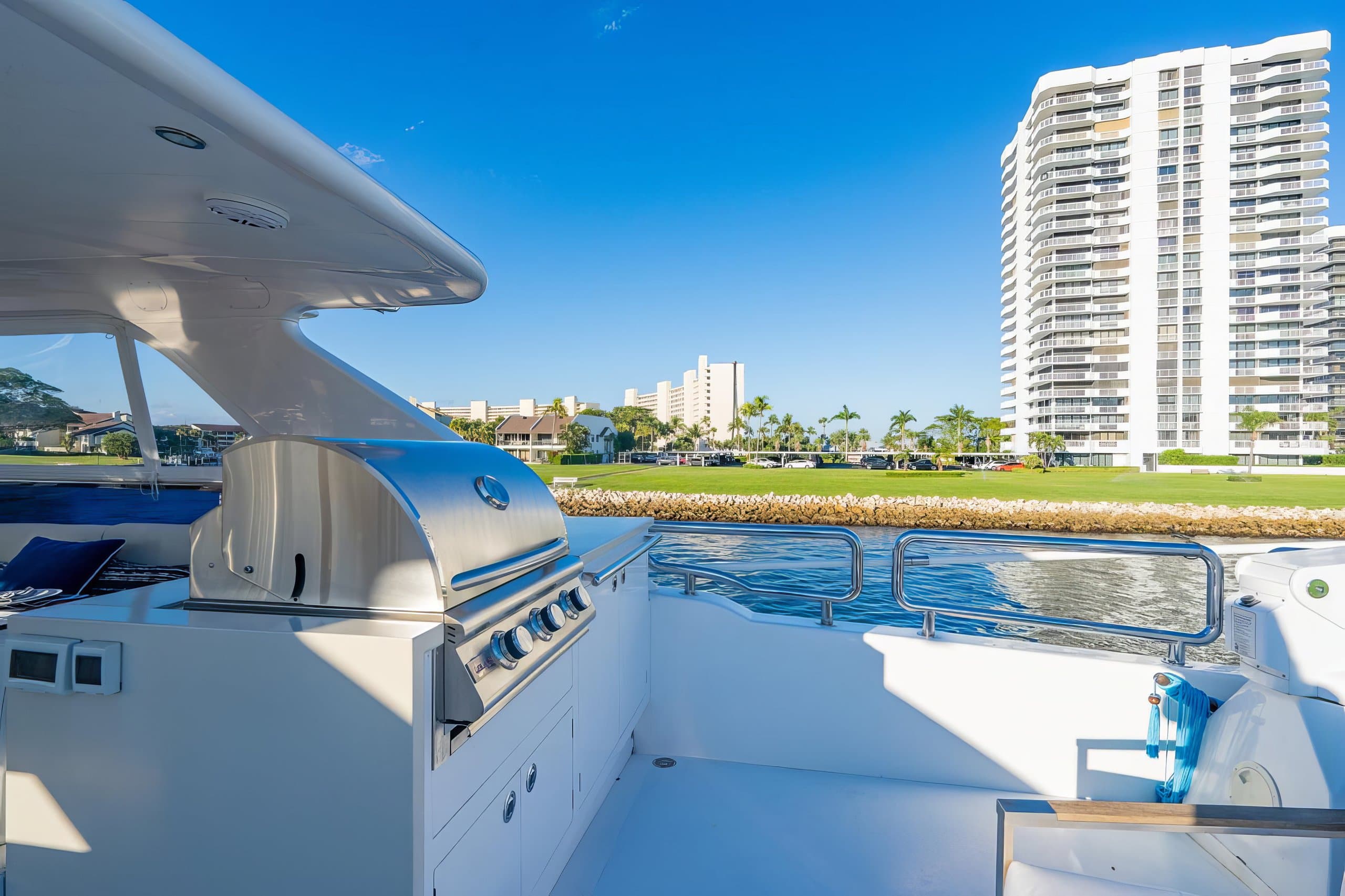 PILOT LOUNGE | Drivas Yachts