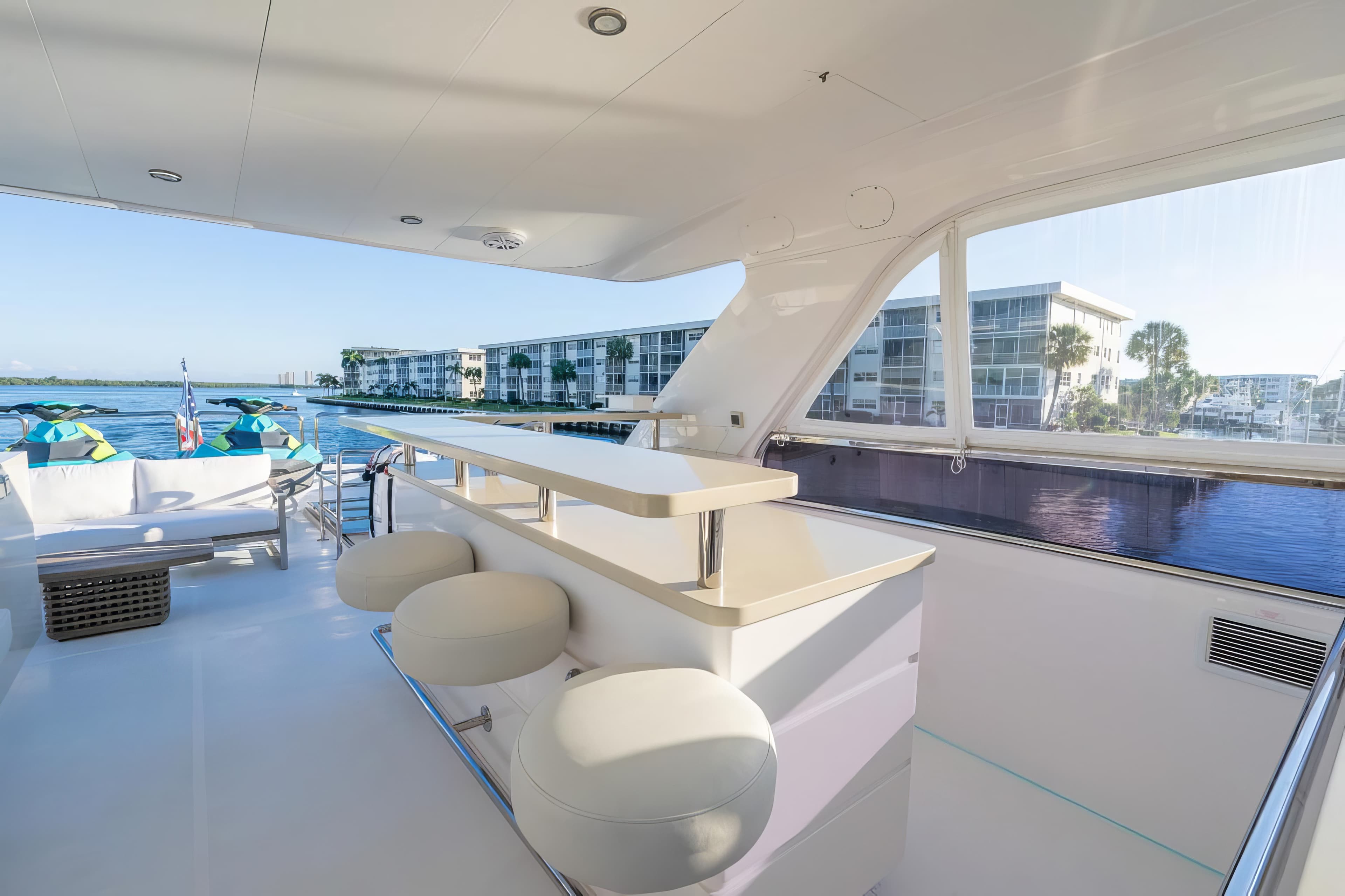 PILOT LOUNGE | Drivas Yachts