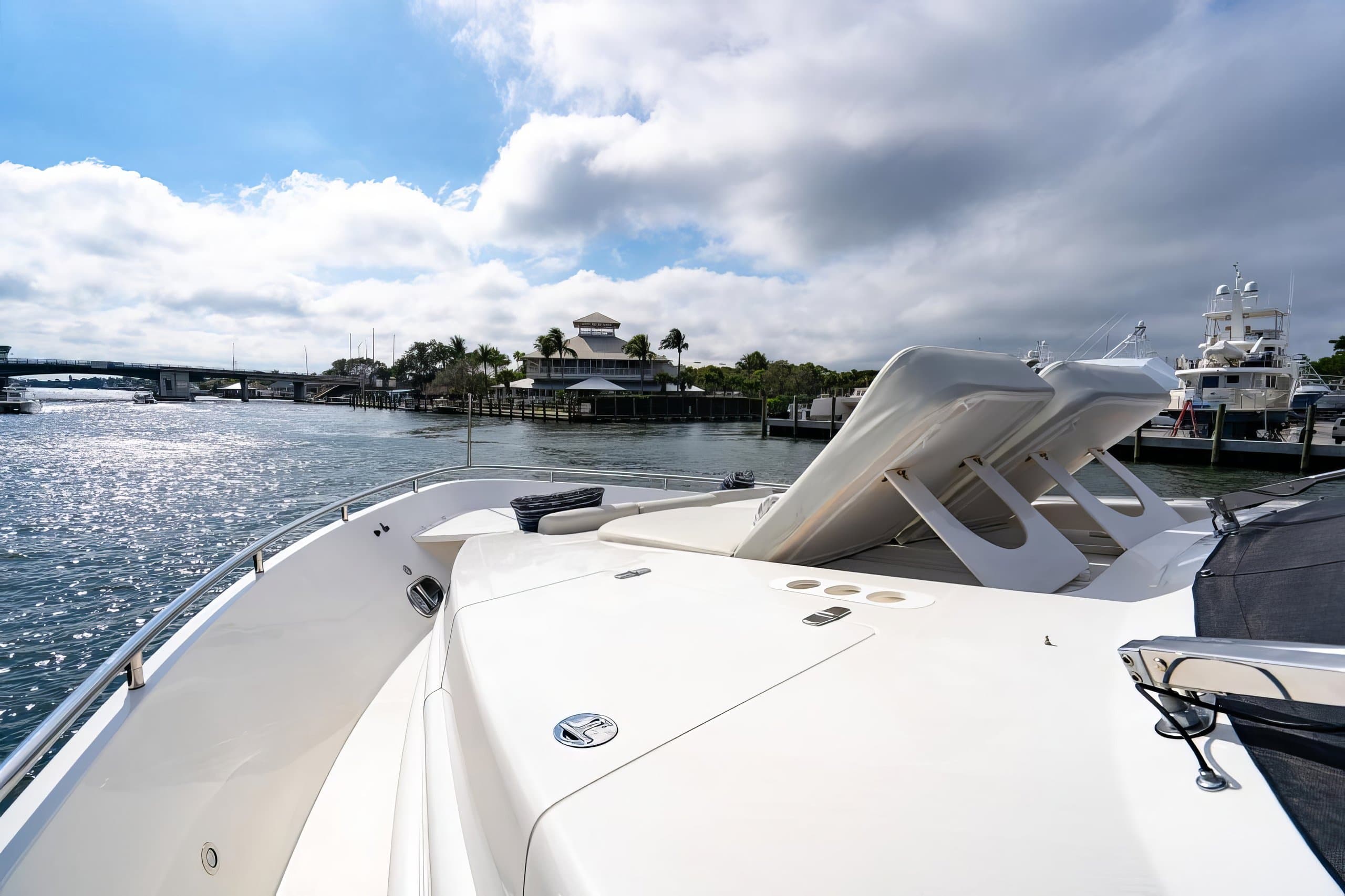 PILOT LOUNGE | Drivas Yachts