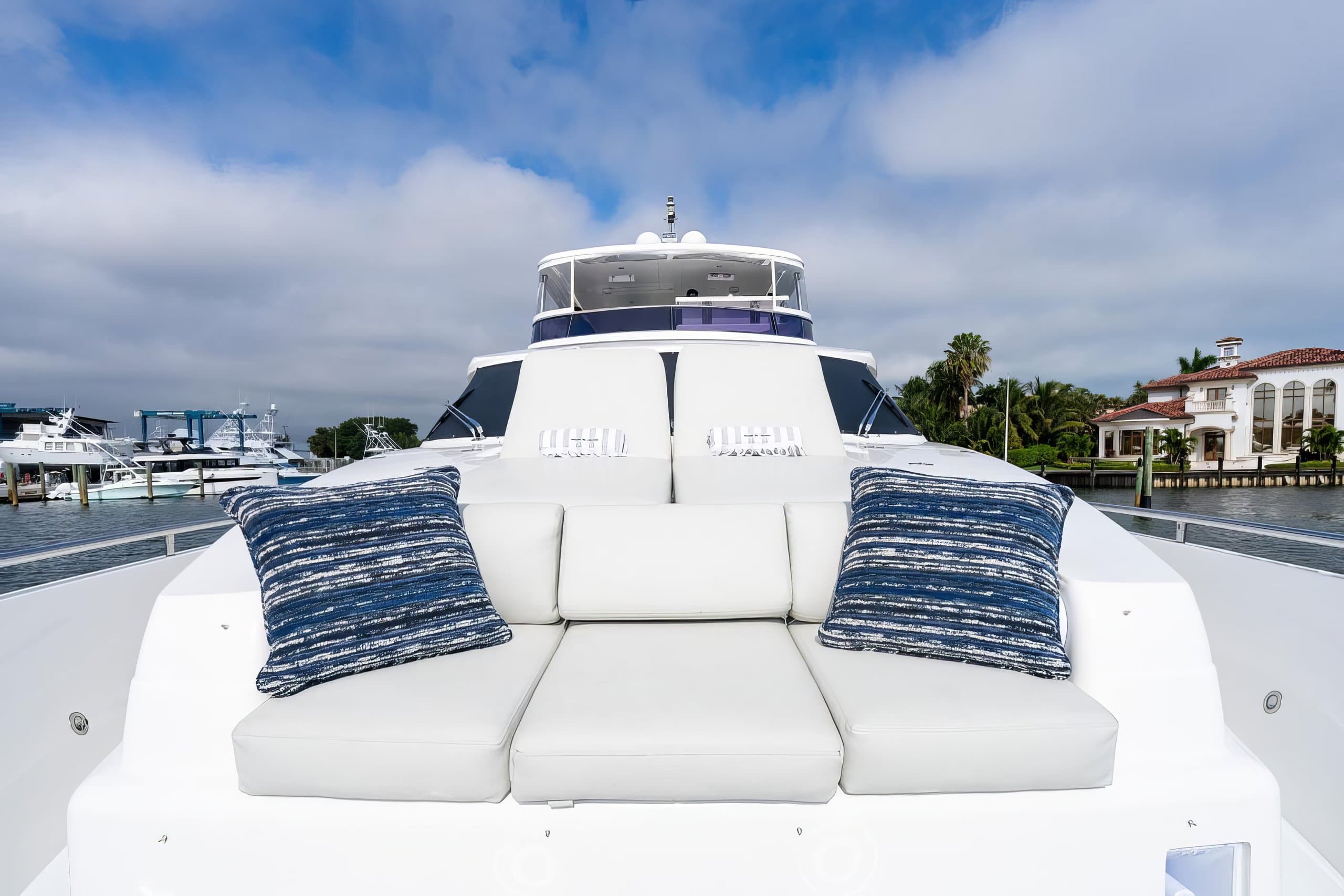 PILOT LOUNGE | Drivas Yachts