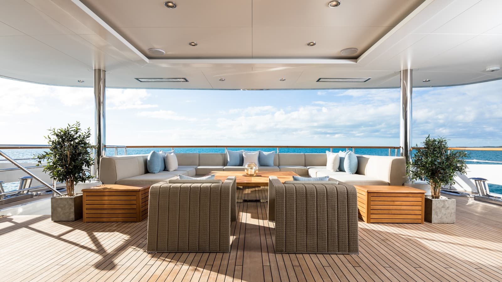 ARTISAN - deck aft | Drivas Yachts