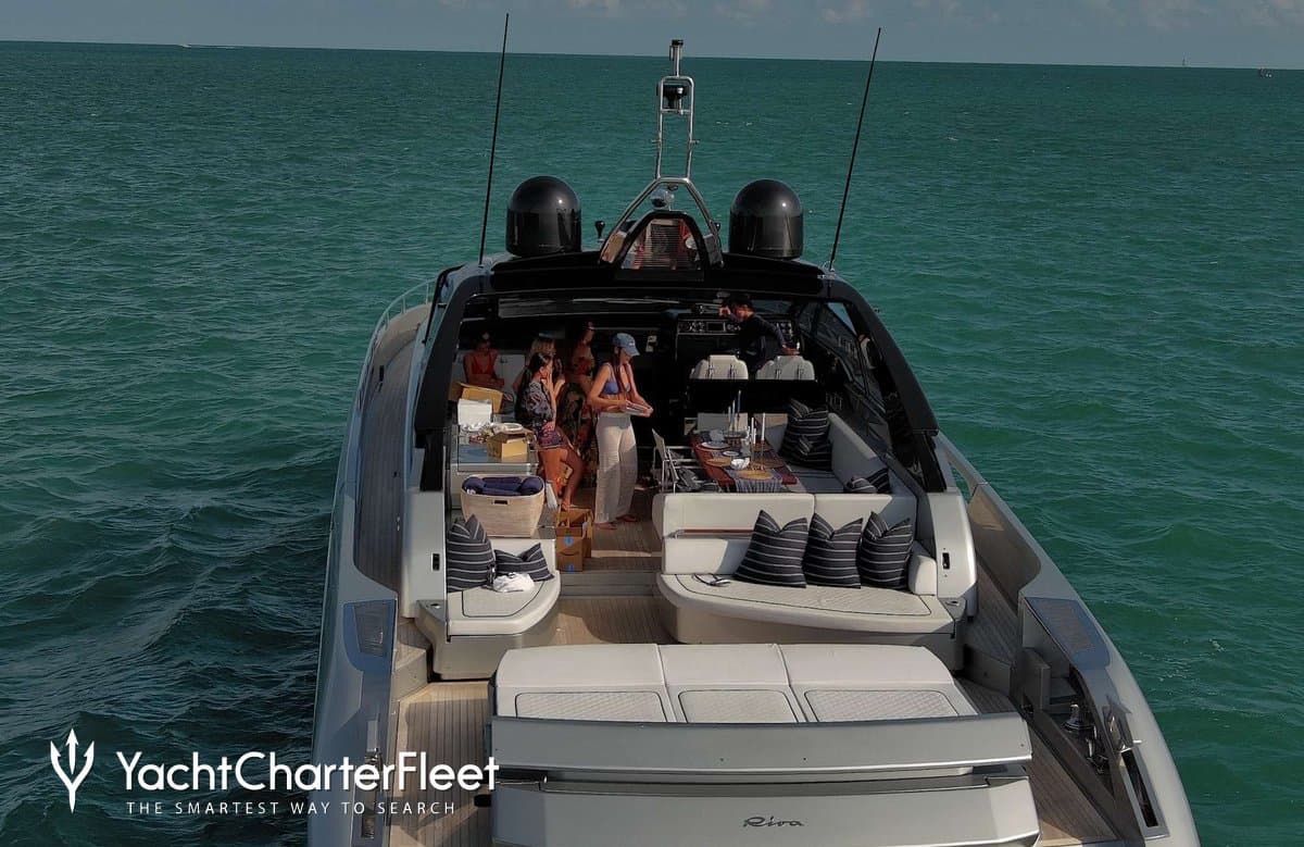 Motor yacht WHO CARES 21m by Riva — photo 6
