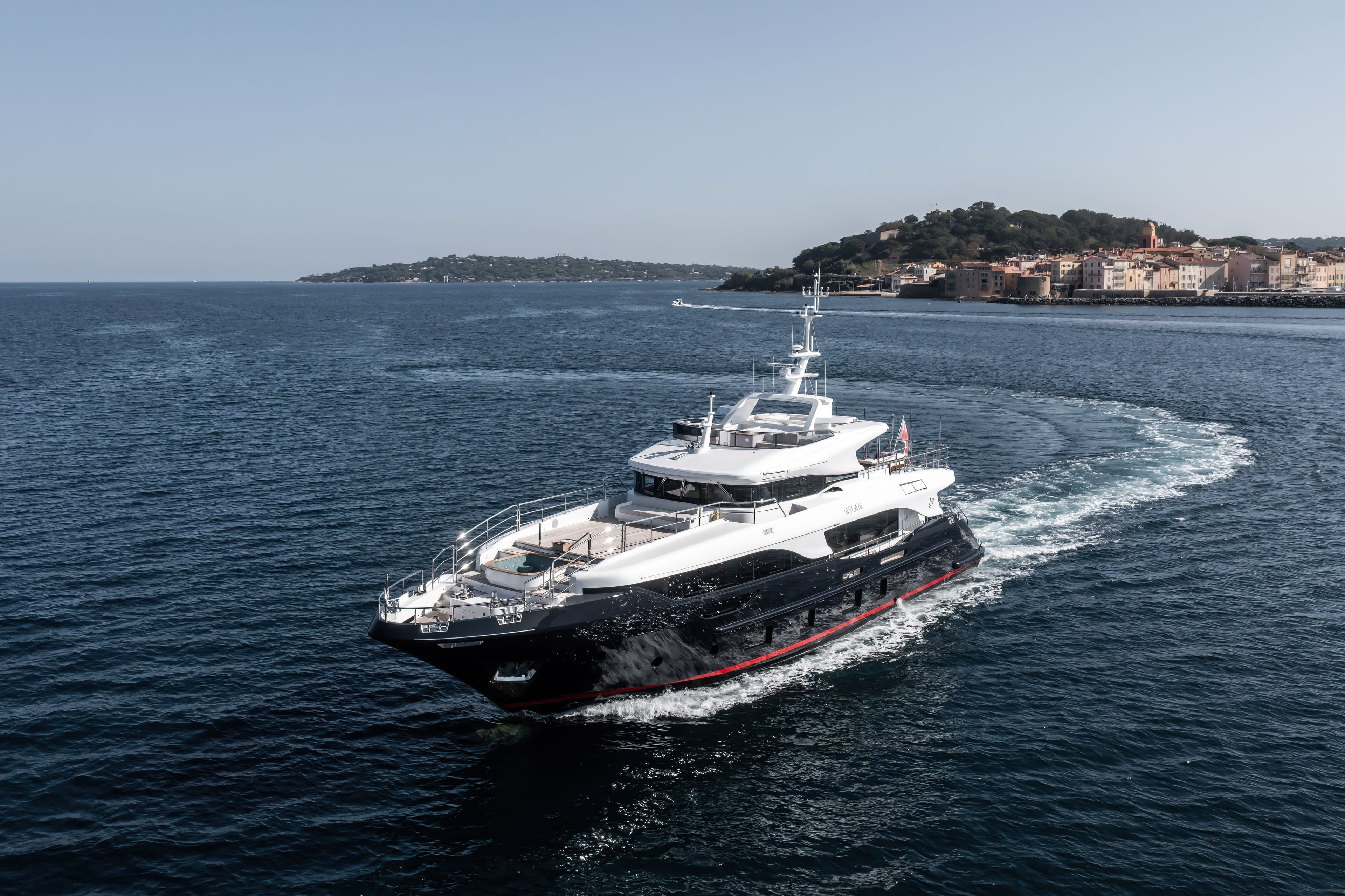 TONIC BLUE - ext running | Drivas Yachts