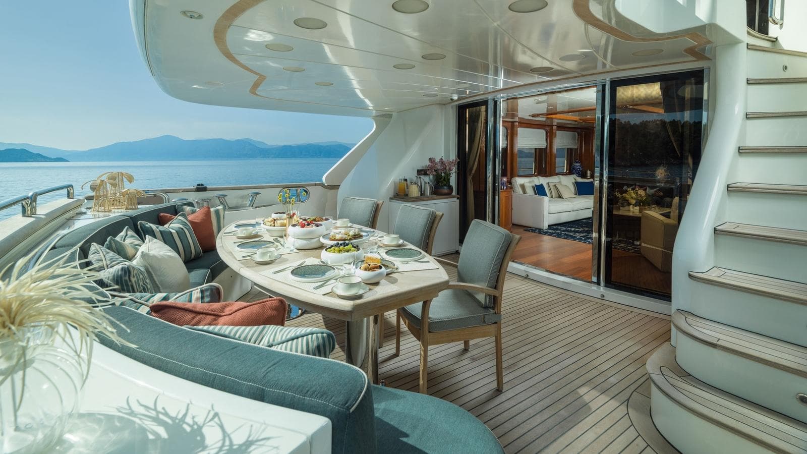 OAK - deck aft | Drivas Yachts