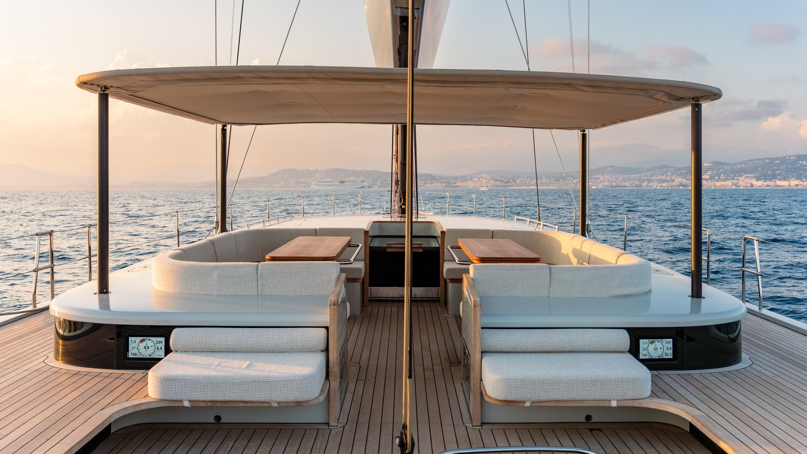 FITZROVIA - deck aft | Drivas Yachts