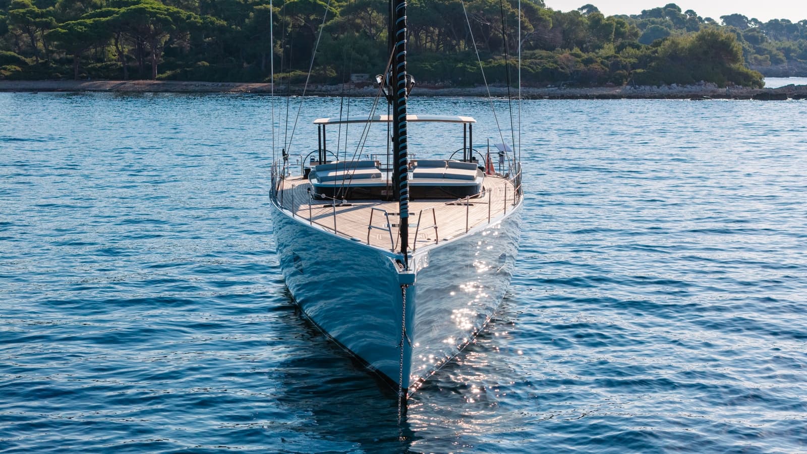 FITZROVIA - ext bow | Drivas Yachts