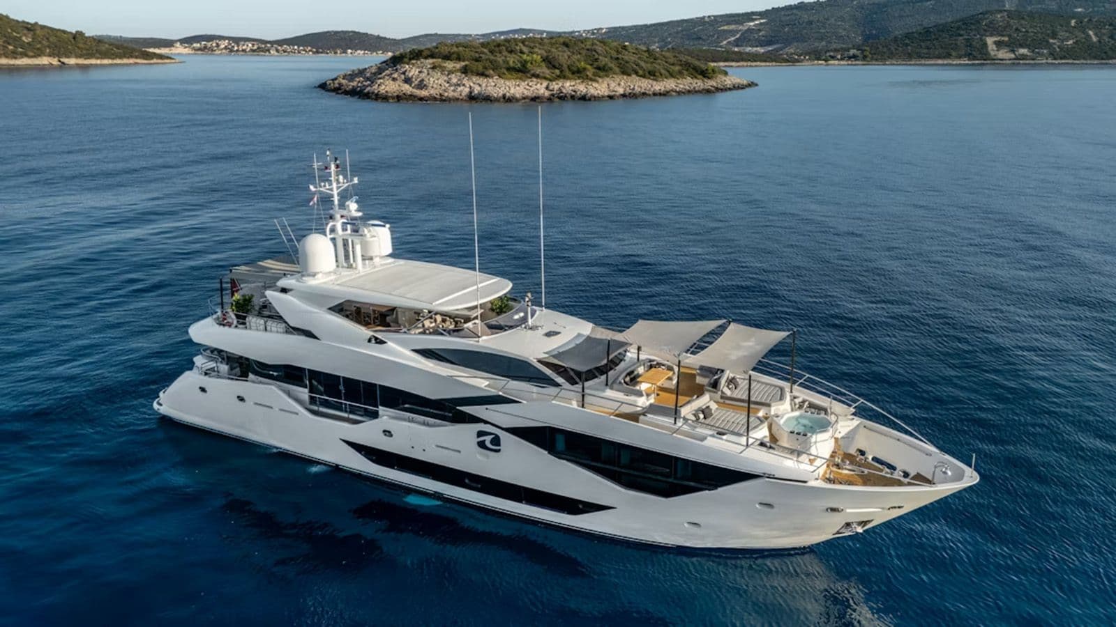 Motor yacht NOROADER 35.4m by Sunseeker — photo 3