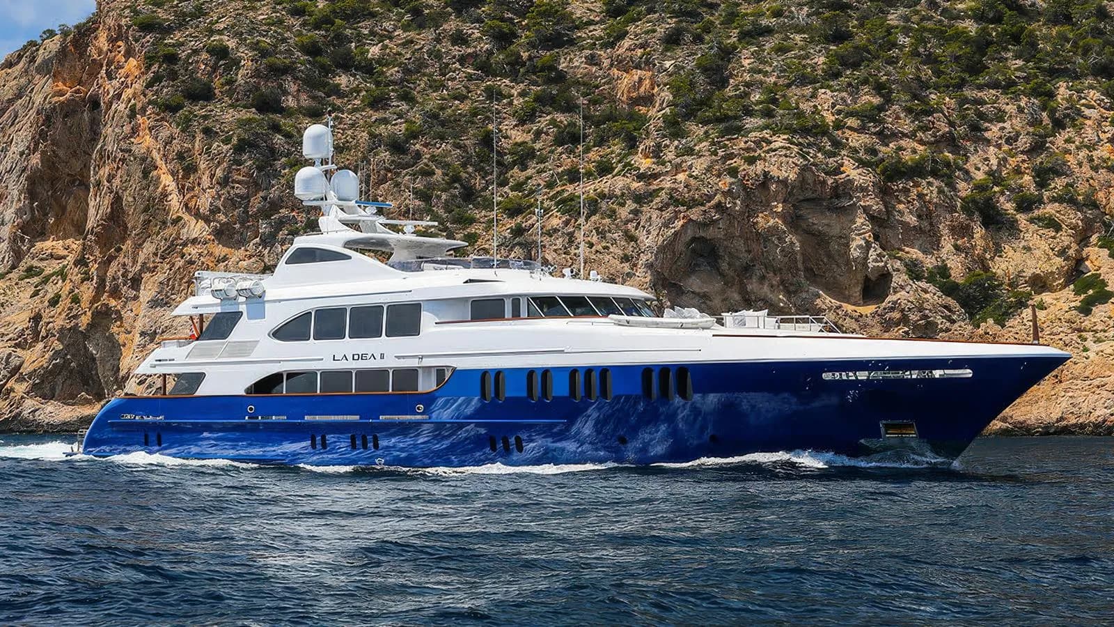 LA DEA II - ext stbd | Drivas Yachts