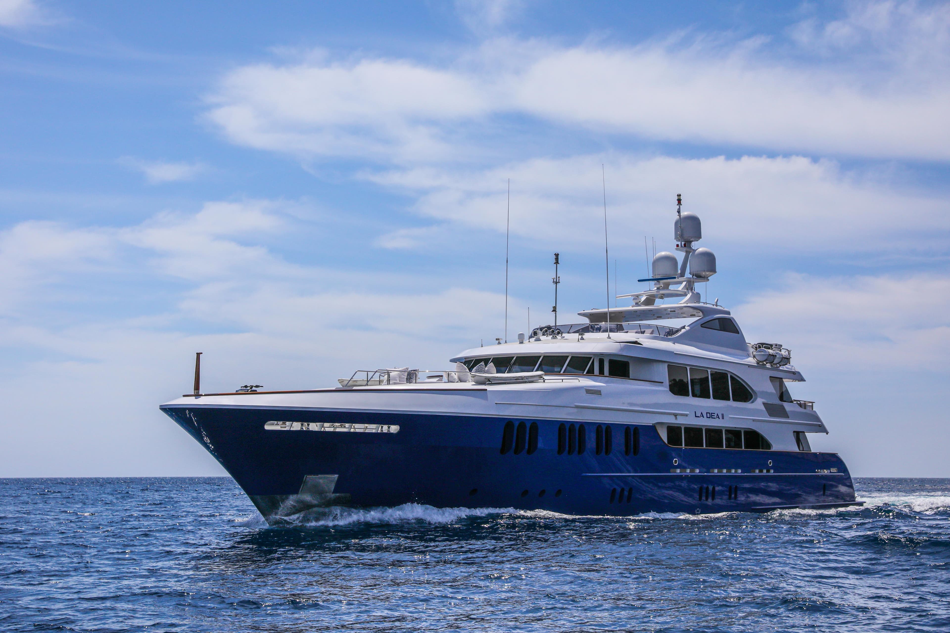 LA DEA II - ext stbd | Drivas Yachts